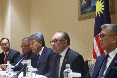 安华(右2)说,对于今日凌晨发生在新山乌鲁地南警局的袭击事件,他支持警方所采取的一切行动,并吁请人民给予当局充分合作。-马新社- 安华(右2)说,对于今日凌晨发生在新山乌鲁地南警局的袭击事件,他支持警方所采取的一切行动,并吁请人民给予当局充分合作。-马新社-