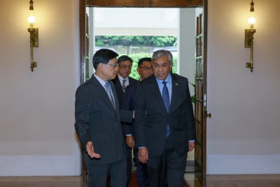 副首相阿末扎希(右)周四在香港礼宾府,拜会香港特首李家超。-图取自Zahid Hamidi面子书- 副首相阿末扎希(右)周四在香港礼宾府,拜会香港特首李家超。-图取自Zahid Hamidi面子书-