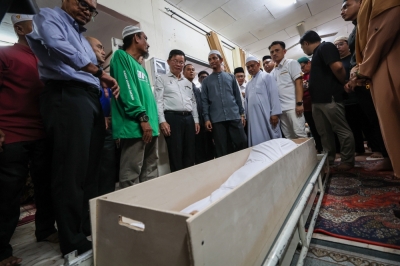 曹观友(左3)代表槟州政府,参加已故诺占里的葬礼。-马新社- 曹观友(左3)代表槟州政府,参加已故诺占里的葬礼。-马新社-