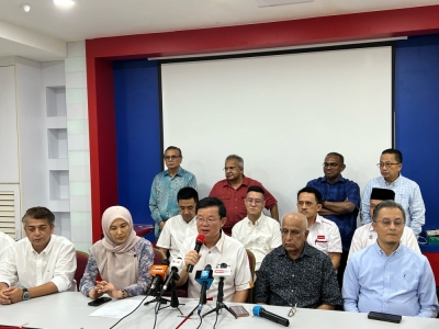 曹观友(前排中)表示,槟州团结政府领导层已开会,议决由公正党上阵双溪峇甲补选。-Opalyn Mok摄- 曹观友(前排中)表示,槟州团结政府领导层已开会,议决由公正党上阵双溪峇甲补选。-Opalyn Mok摄-