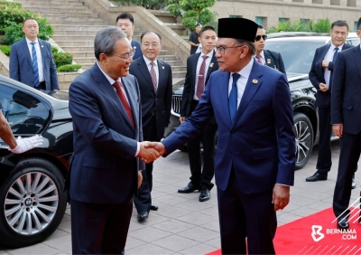 中国总理李强(左)周三早上在布城首相署广场,受到首相安华的迎接。-马新社- 中国总理李强(左)周三早上在布城首相署广场,受到首相安华的迎接。-马新社-