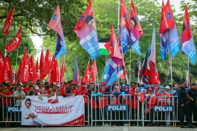 联合政府的支持者周六早上聚集在提名中心外,为上阵双溪峇甲补选的候选人打气造势。-马新社- 联合政府的支持者周六早上聚集在提名中心外,为上阵双溪峇甲补选的候选人打气造势。-马新社-