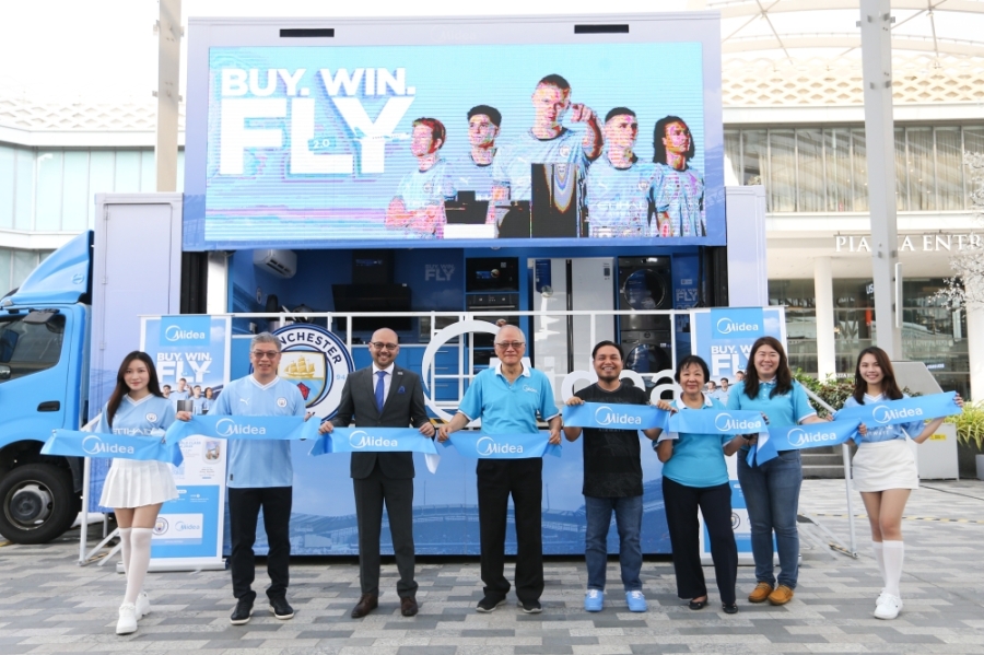 谭达权(左起)联同Aeon Big(马)私人有限公司总经理Sheikh Farouk、黄光震、曼城大马球迷会主席阿占姆鲁丁、美的财务总监陈玉芬和市场经理陈秀咪,共同主持推介礼。-Miera Zulyana摄- 谭达权(左起)联同Aeon Big(马)私人有限公司总经理Sheikh Farouk、黄光震、曼城大马球迷会主席阿占姆鲁丁、美的财务总监陈玉芬和市场经理陈秀咪,共同主持推介礼。-Miera Zulyana摄-