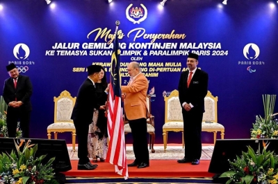 国家元首苏丹依布拉欣陛下(右二),在巴黎奥运及残奥会授旗礼上移交“辉煌条纹”给大马奥理会会长丹斯里诺扎。-摘自青年及体育部X- 国家元首苏丹依布拉欣陛下(右二),在巴黎奥运及残奥会授旗礼上移交“辉煌条纹”给大马奥理会会长丹斯里诺扎。-摘自青年及体育部X-