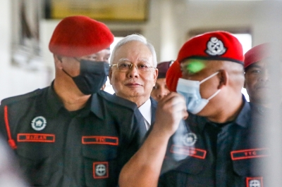 纳吉提出司法审核申请,寻求政府证实第16任国家元首是否有作出允许他居家服刑的附加谕旨。-Hari Anggara摄- 纳吉提出司法审核申请,寻求政府证实第16任国家元首是否有作出允许他居家服刑的附加谕旨。-Hari Anggara摄-