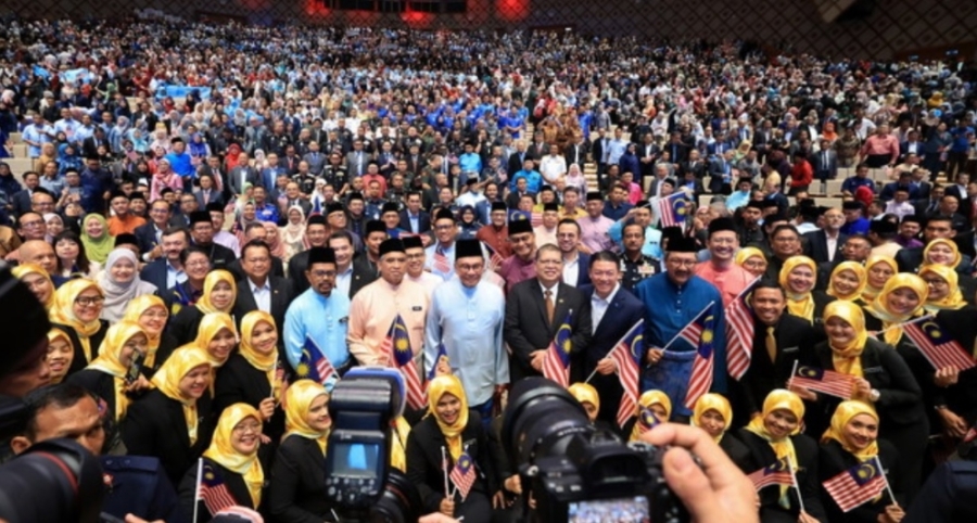 安华(中)出席第19届公共服务首要大会,与公务员合影。-马新社- 安华(中)出席第19届公共服务首要大会,与公务员合影。-马新社-