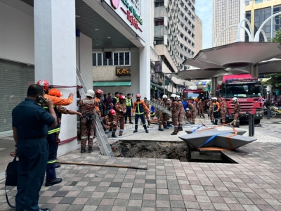 印度女游客掉入8公尺深的洞后,消拯人员在现场展开搜救。-吉隆坡消拯局- 印度女游客掉入8公尺深的洞后,消拯人员在现场展开搜救。-吉隆坡消拯局-