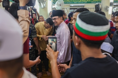 安华周五在吉隆坡甘榜双溪本查拉希达雅清真寺参与周五聚礼。-马新社- 安华周五在吉隆坡甘榜双溪本查拉希达雅清真寺参与周五聚礼。-马新社-