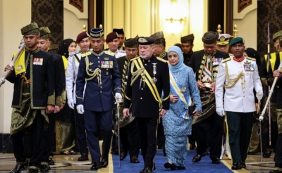 国家元首苏丹依布拉欣(中)对国家经济的复苏与成长感到欣慰。-马新社- 国家元首苏丹依布拉欣(中)对国家经济的复苏与成长感到欣慰。-马新社-