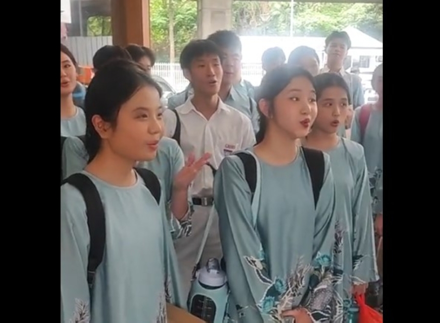 吉隆坡中华独中合唱团精彩演出的影片在社交媒体疯传,网民纷纷赞扬他们夺冠名副其实。 吉隆坡中华独中合唱团精彩演出的影片在社交媒体疯传,网民纷纷赞扬他们夺冠名副其实。
