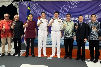 黄汉伟日前欢迎中国两艘训练舰停靠槟城港口。-图取自黄汉伟面子书- 黄汉伟日前欢迎中国两艘训练舰停靠槟城港口。-图取自黄汉伟面子书-