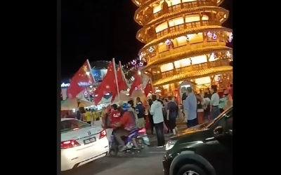 一群人在安顺斜塔广场挥舞中国五星旗,引起争议。-图截自影片- 一群人在安顺斜塔广场挥舞中国五星旗,引起争议。-图截自影片-