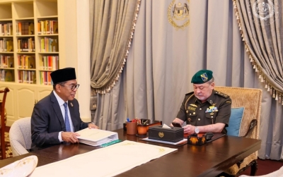 国家元首苏丹依布拉欣(右)谕令卡立诺丁严办国防大学的霸凌案。-国家元首脸书- 国家元首苏丹依布拉欣(右)谕令卡立诺丁严办国防大学的霸凌案。-国家元首脸书-