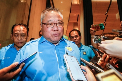 张庆信向中国游客道歉的做法,引来土团党的不满。-Hari Anggara摄- 张庆信向中国游客道歉的做法,引来土团党的不满。-Hari Anggara摄-