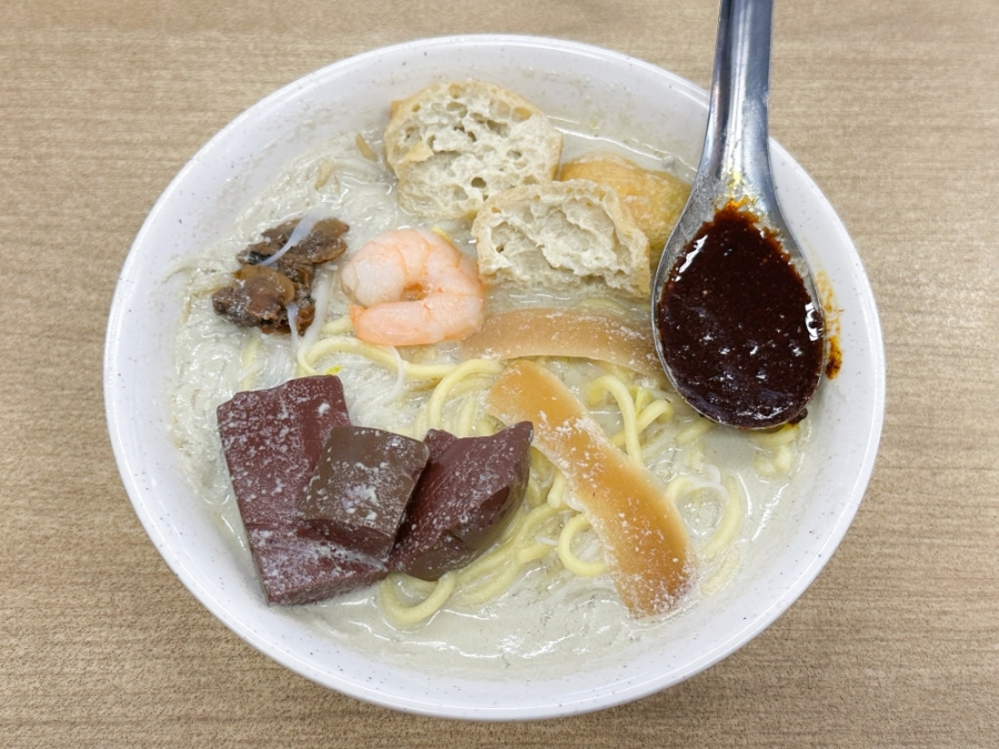 现在你已经可以在梳邦再也吃到驰名的鸭血槟城白咖喱面。-Lee Khang Yi摄- 现在你已经可以在梳邦再也吃到驰名的鸭血槟城白咖喱面。-Lee Khang Yi摄-