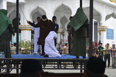 登嘉楼鳏夫因重复犯下幽会罪,将被执行公开鞭刑。-示意图- 登嘉楼鳏夫因重复犯下幽会罪,将被执行公开鞭刑。-示意图-