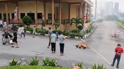 社交媒体流传的视频显示,吉隆坡转站大楼周六下午发生涉及巴勒斯坦公民的骚乱事件。-图撷取自X平台视频- 社交媒体流传的视频显示,吉隆坡转站大楼周六下午发生涉及巴勒斯坦公民的骚乱事件。-图撷取自X平台视频-
