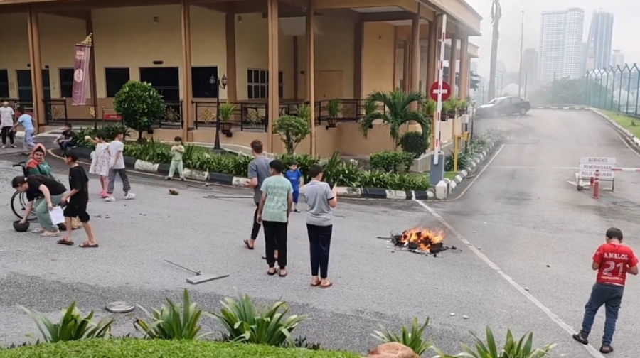 社交媒体流传的视频显示,吉隆坡转站大楼周六下午发生涉及巴勒斯坦公民的骚乱事件。-图撷取自X平台视频- 社交媒体流传的视频显示,吉隆坡转站大楼周六下午发生涉及巴勒斯坦公民的骚乱事件。-图撷取自X平台视频-