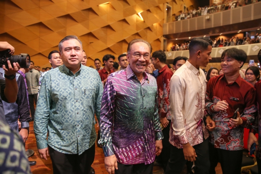 陆兆福说,安华将访问日新独中,同时移交拨款给63所独中。-Yusof Mat Isa摄- 陆兆福说,安华将访问日新独中,同时移交拨款给63所独中。-Yusof Mat Isa摄-