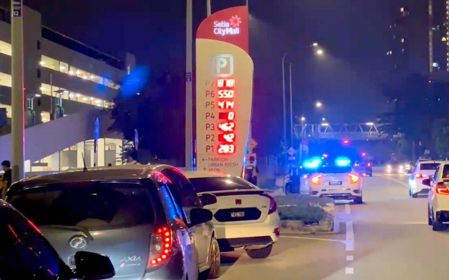 雪州实达阿南一家购物中心周六晚发生枪击事件,警方接报后抵达现场。-马新社- 雪州实达阿南一家购物中心周六晚发生枪击事件,警方接报后抵达现场。-马新社-