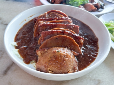 这里的经典客家菜——芋头扣肉,实在出色,软糯的芋头片与入口即化的五花肉片完美交融。-Lee Khang Yi摄- 这里的经典客家菜——芋头扣肉,实在出色,软糯的芋头片与入口即化的五花肉片完美交融。-Lee Khang Yi摄-