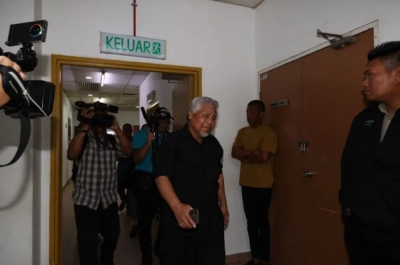 阿都拉扎步出法庭后,面对媒体的镜头时露出无奈表情。-图取自东方日报- 阿都拉扎步出法庭后,面对媒体的镜头时露出无奈表情。-图取自东方日报-