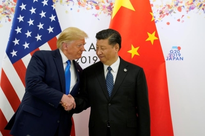 特朗普(左)形容习近平是个“聪明人”,认为双方最终会达成很好的贸易协议。-路透社- 特朗普(左)形容习近平是个“聪明人”,认为双方最终会达成很好的贸易协议。-路透社-