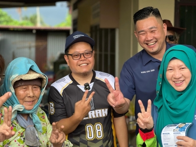 黄佳祯(右2)呼吁马华党员以及支持者,在亚亦君令支持国盟,以抗议巫统讨好行动党而孤立马华。 黄佳祯(右2)呼吁马华党员以及支持者,在亚亦君令支持国盟,以抗议巫统讨好行动党而孤立马华。