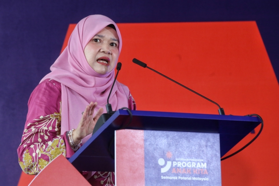 法丽娜说,教育部还在针对国旗出错一事进行内部调查,要求涉及官员辞职的说法言之过早。-Choo Choy May摄- 法丽娜说,教育部还在针对国旗出错一事进行内部调查,要求涉及官员辞职的说法言之过早。-Choo Choy May摄-