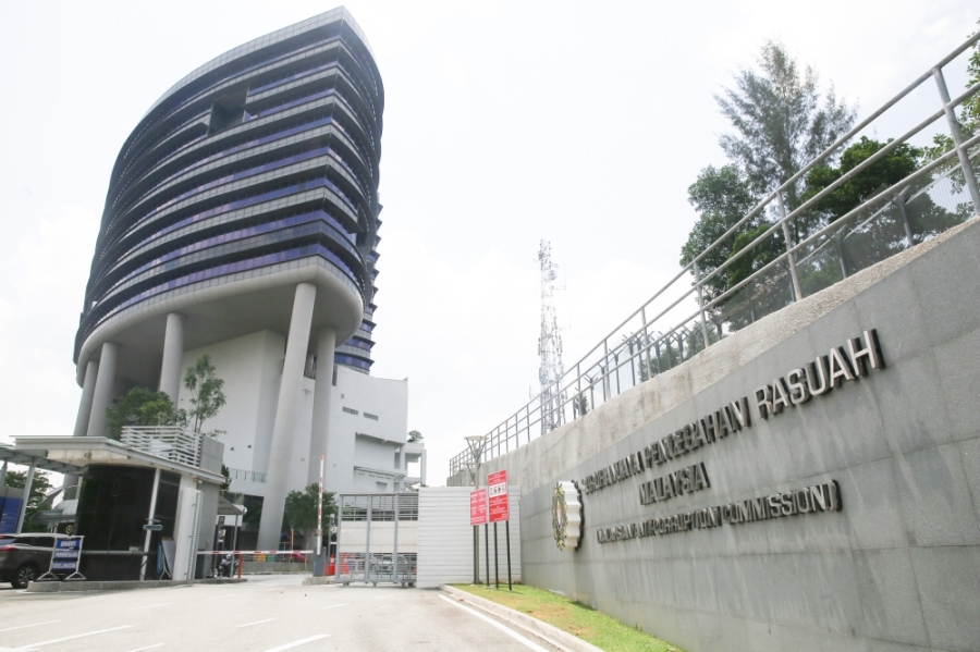 电召车司机说,当他载送林芫差不多抵达布城反贪会总部时,被3辆车包围,林芫则被“警员”带走。-Choo Choy May摄- 电召车司机说,当他载送林芫差不多抵达布城反贪会总部时,被3辆车包围,林芫则被“警员”带走。-Choo Choy May摄-