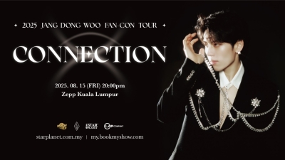 张东雨首次以个人姿态来马开唱,近距离为歌迷倾情演出。 张东雨首次以个人姿态来马开唱,近距离为歌迷倾情演出。