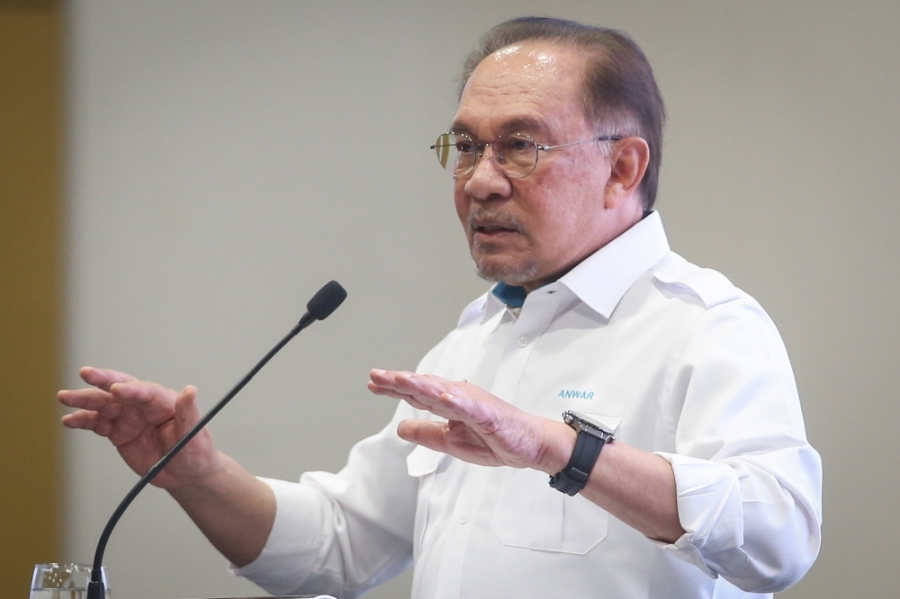 安华希望伊朗与以色列能以和平方式解决冲突,结束战争。-Yusof Mat Isa摄-