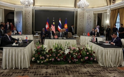 洪马内(左)与普谭(右)在布城进行会谈,会议由安华(中)主持。-马新社- 洪马内(左)与普谭(右)在布城进行会谈,会议由安华(中)主持。-马新社-