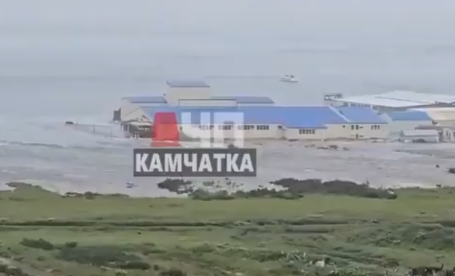 地震发生后,俄罗斯堪察加半岛部分地区记录到3至4公尺高的海啸。-图撷取自社媒视频- 地震发生后,俄罗斯堪察加半岛部分地区记录到3至4公尺高的海啸。-图撷取自社媒视频-