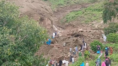 塔拉辛村庄发生土崩后,村民周一在泥土和瓦砾中搜寻幸存者。-图取自Sudan Tribune- 塔拉辛村庄发生土崩后,村民周一在泥土和瓦砾中搜寻幸存者。-图取自Sudan Tribune-