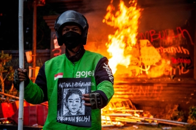 8月29日,印尼多个城市爆发抗议活动,示威者展示被警方镇暴车碾死的私召摩哆骑士阿凡的肖像。-法新社- 8月29日,印尼多个城市爆发抗议活动,示威者展示被警方镇暴车碾死的私召摩哆骑士阿凡的肖像。-法新社-