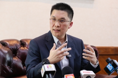黄家和说,随着内阁作出决定,华校礼堂举行酒宴的课题不再是争议。-Yusof Mat Isa摄- 黄家和说,随着内阁作出决定,华校礼堂举行酒宴的课题不再是争议。-Yusof Mat Isa摄-
