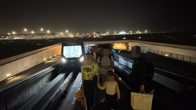 社交媒体广传乘客在接驳车故障后,被迫在黑夜中拖着行李走在轨道上的照片。-取自Fahmi Yumi- 社交媒体广传乘客在接驳车故障后,被迫在黑夜中拖着行李走在轨道上的照片。-取自Fahmi Yumi-