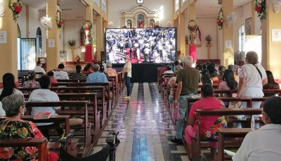En pantalla gigante, los parroquianos de San Juan Nonualco vieron la beatificación de fray Cosme. / Cortesía