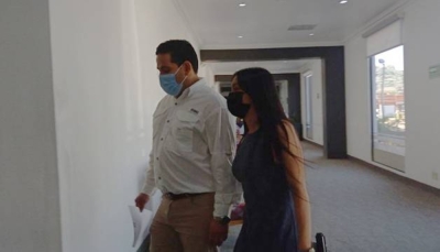 El diputado suplente Guillermo Portillo es conducido por personal de comunicaciones, luego de su renuncia. Como en todas las conferencias de renuncias de Arena, se restringieron las preguntas de los medios de comunicación. Fotografía: Saraí Alas. El diputado suplente Guillermo Portillo es conducido por personal de comunicaciones, luego de su renuncia. Como en todas las conferencias de renuncias de Arena, se restringieron las preguntas de los medios de comunicación. Fotografía: Saraí Alas.