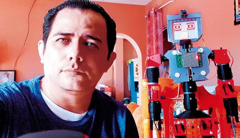 Ademir Bermudez junto a su robot nombrado como A 10 que puede desplazarse y posee una mejor interacción. / DEM Ademir Bermudez junto a su robot nombrado como A 10 que puede desplazarse y posee una mejor interacción. / DEM