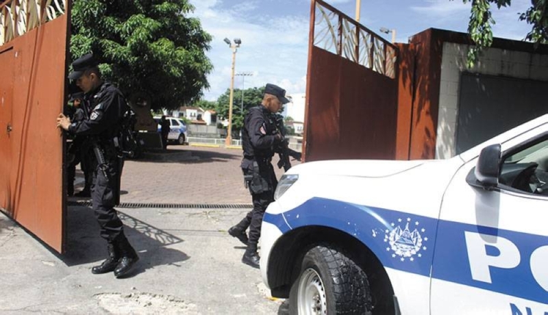 La Fiscalía llegó en busca de documentación contable a la Federación Salvadoreña de Fútbol.