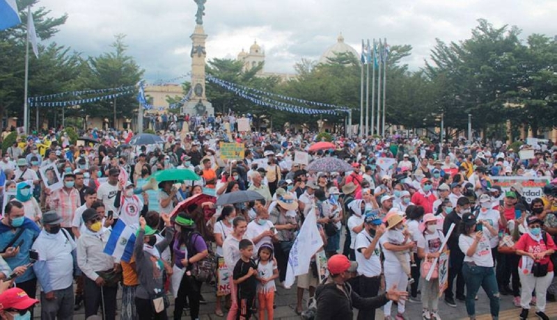 Una marcha salió de la Plaza de la Salud y se dirigió a la Plaza Libertad, en el centro de San Salvador. / Gabriel Aquino. Una marcha salió de la Plaza de la Salud y se dirigió a la Plaza Libertad, en el centro de San Salvador. / Gabriel Aquino.