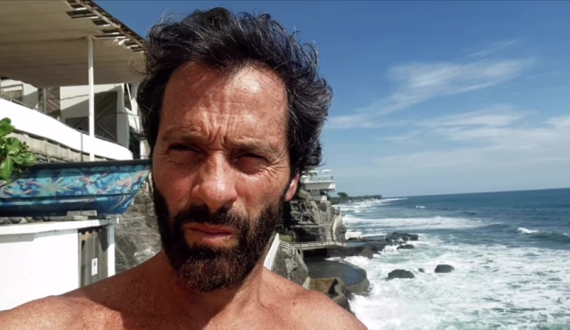 Actor Juan Pablo Shuk, known for his performance in Pasión de Gavilanes, enjoys the beach at Hotel Acantilados, La Libertad / Instagram @jpshuk