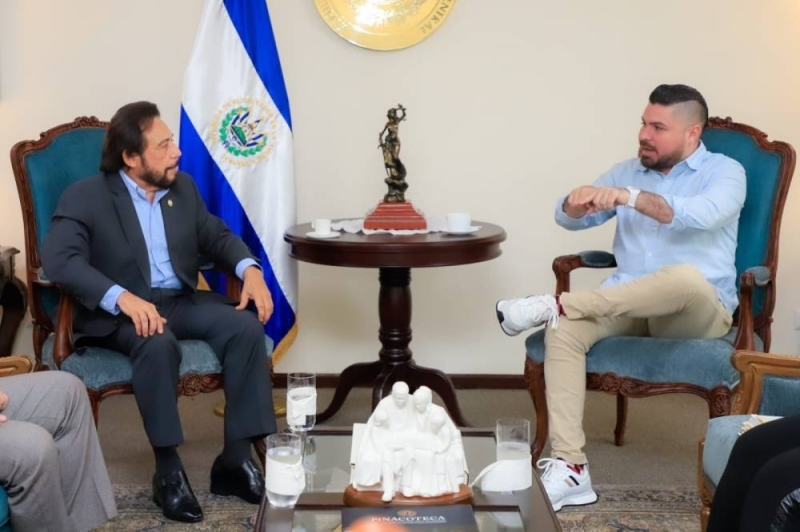 Vice President Felix Ulloa welcomed Carlos Marroquín, Director of the Presidential Office's Social Fabric, to his office.  / Photo of the Vice President of the Republic.