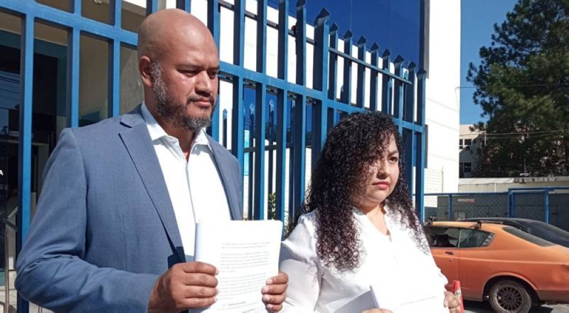 Angelica Carcamo, president of the Association of Journalists of El Salvador (APES), and Cristozal's lawyer in front of the attorney general's office.  / V. Crespin.