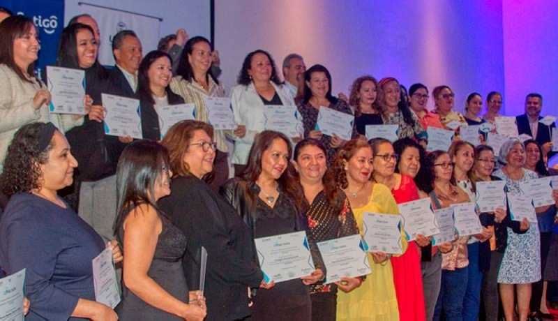 A business woman was recognized for completing the Conectadas program.  / FV