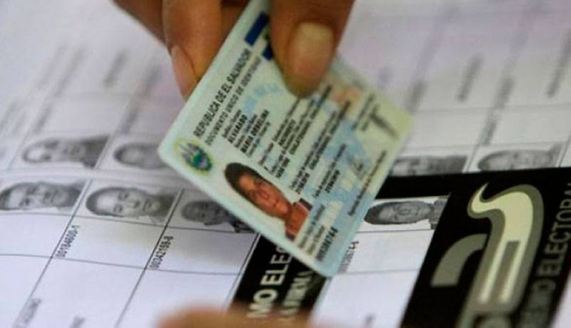 El Salvadorans abroad will be able to vote electronically in person for the first time in 2024 and remotely via the Internet.