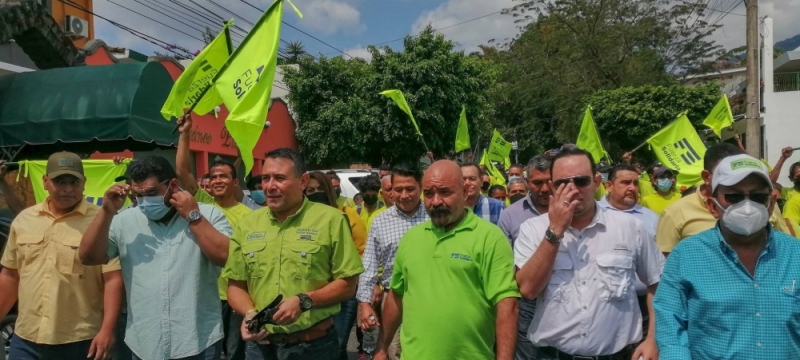 Members of the Fuerza Solidaria, an organization led by Rigoberto Soto (third from left to right) and Arturo Magaña (clothed in white).  / @fsolidariasv