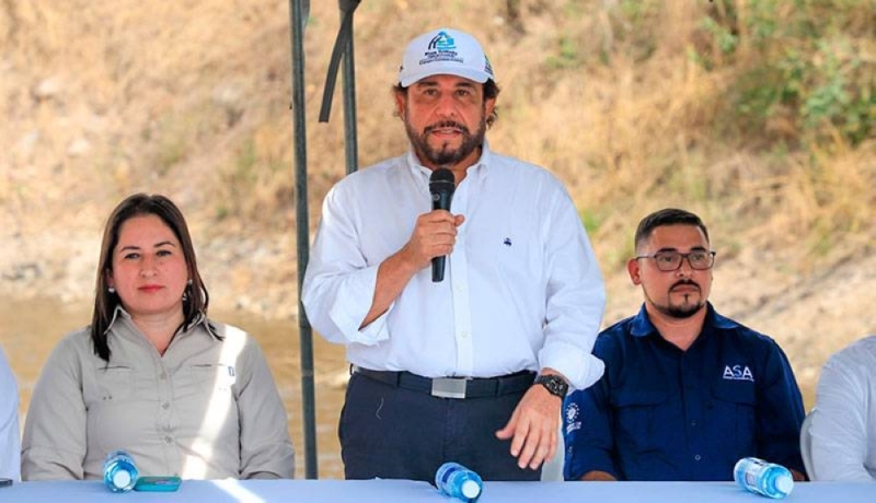 Vice President Ulloa at the inauguration of the Metapan Reservoir.